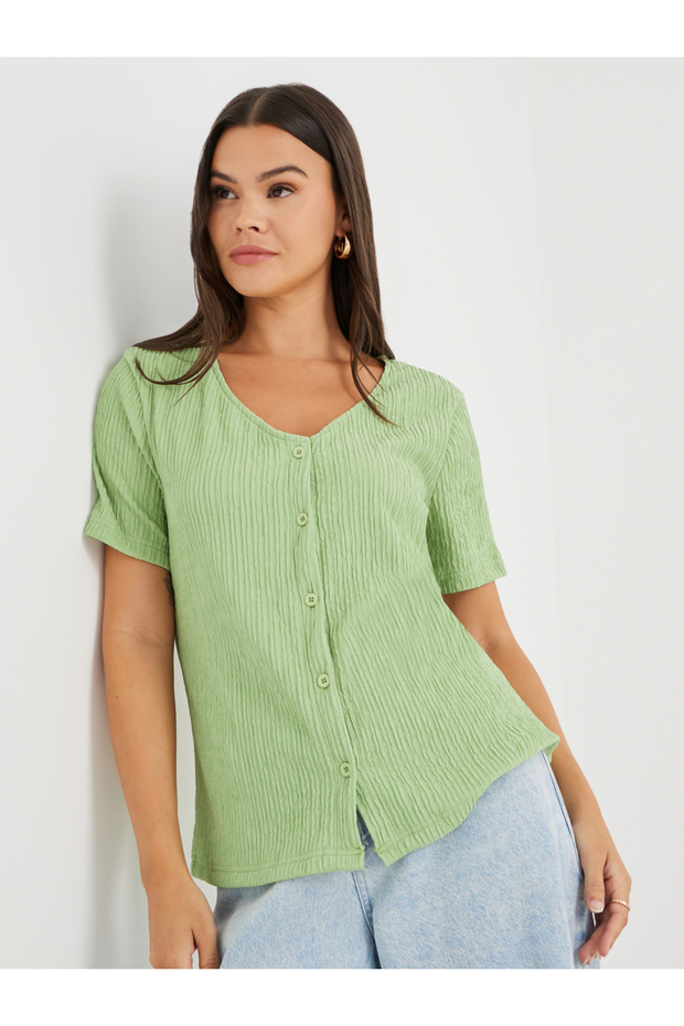 بلوزة ذات رقبة على شكل حرف V وأزرار أمامية - 1