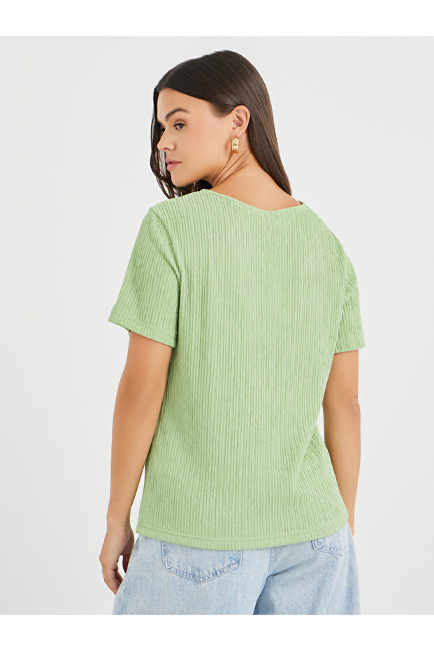 بلوزة ذات رقبة على شكل حرف V وأزرار أمامية - 5