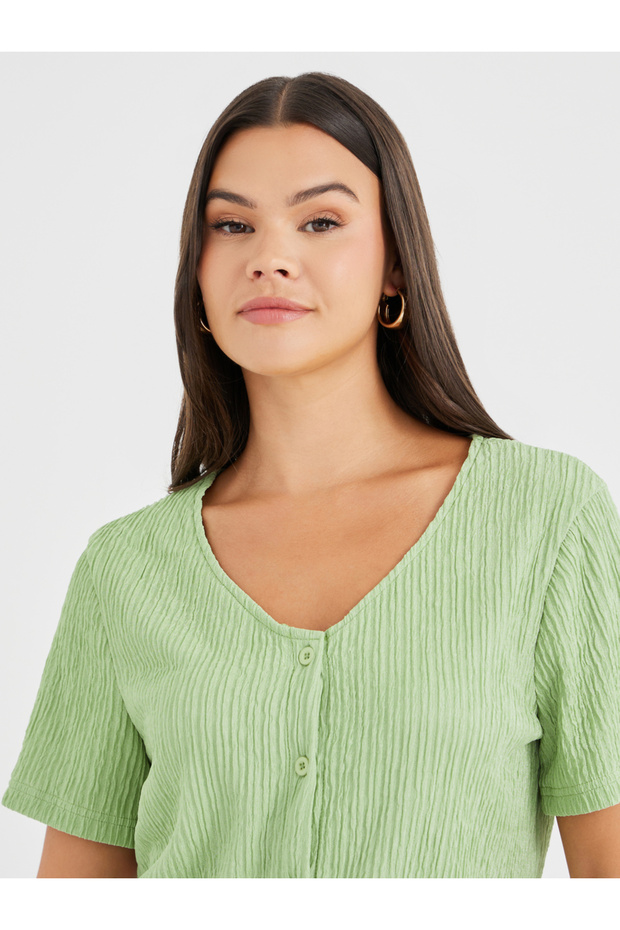 بلوزة ذات رقبة على شكل حرف V وأزرار أمامية - 4