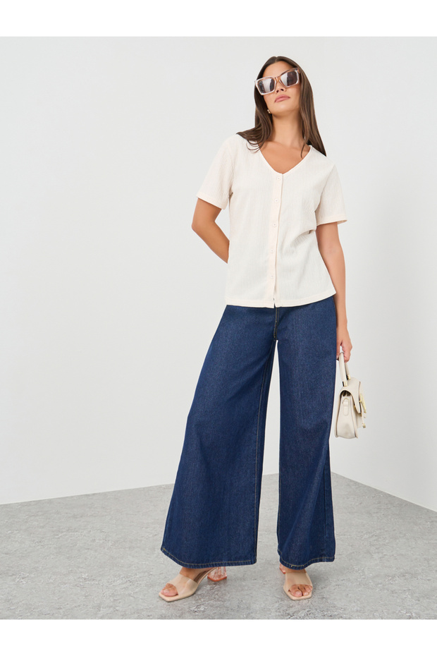 بلوزة ذات رقبة على شكل حرف V وأزرار أمامية - 2