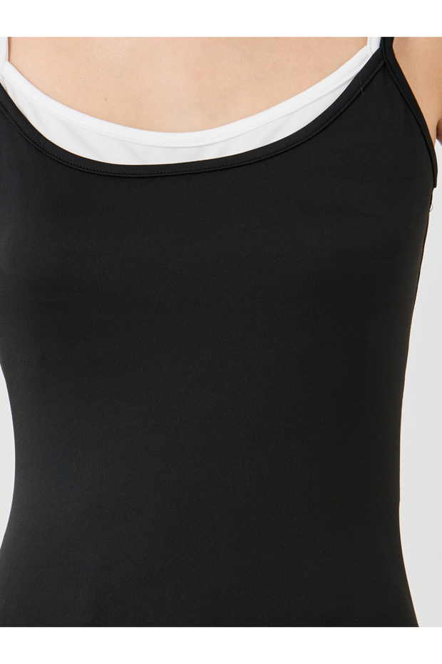 بلوزة كامي سادة بفتحة رقبة متباينة وحمالات - 3