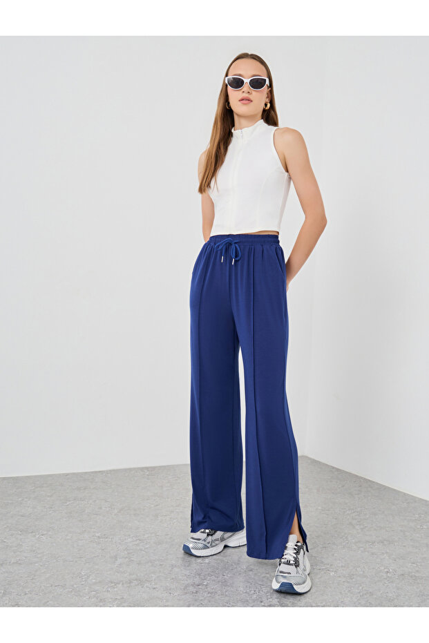 بنطال رياضي سادة واسع الساق مقصوص بفتحة جانبية - 1