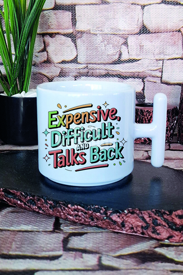 كوب لاتيه مطبوع عليه عبارة "Expensive Difficult And Talks" مع مقبض على شكل حرف T