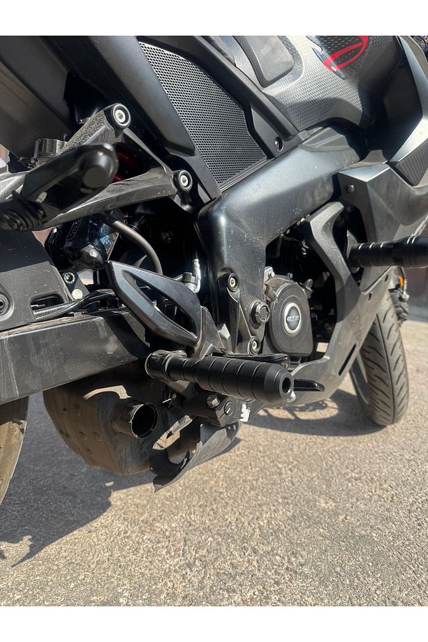 🛡️ Bajaj Pulsar RS 200 / NS 200 Uyumlu Egzoz Koruma Takozu – Plastik - 4