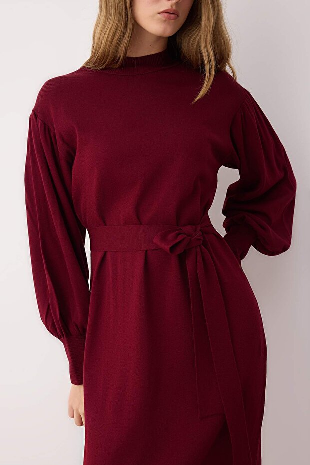 Burgundowa sukienka dzianinowa z golfem i bufiastymi rękawami TCTAW24EB00023 - 3