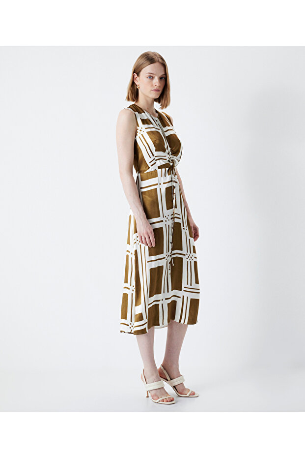 Gemustertes Kleid mit Perlen-Accessoires - 4