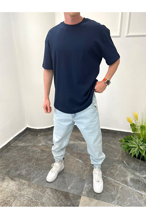 تي شيرت أزرق داكن أساسي بقصة بيضاوية - 1