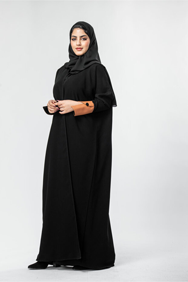 عباية سوداء بأكمام جلدية بنية