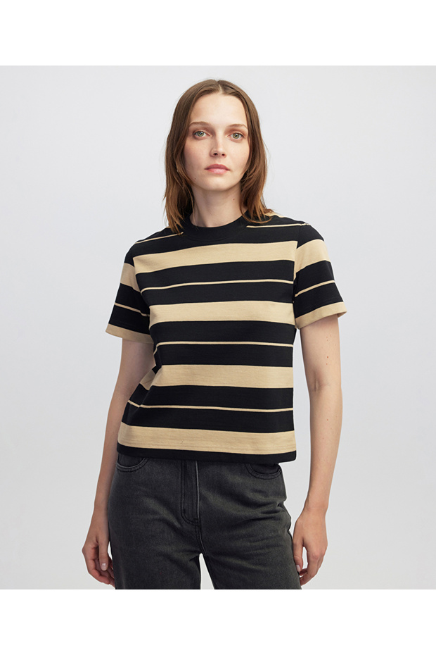 تي شيرت بنمط خط - 1