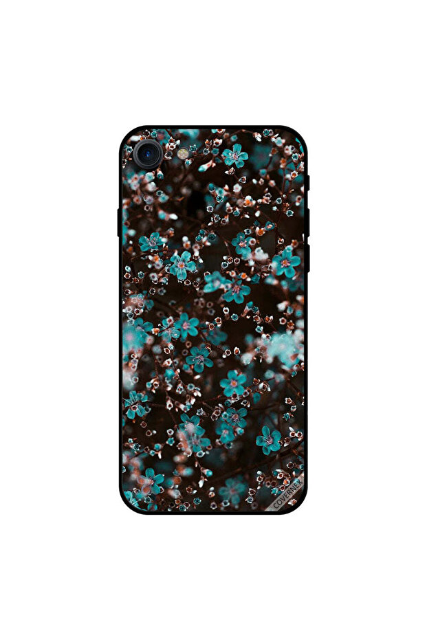 غطاء حماية لجهاز iPhone 7 بنقشة زهور زرقاء صغيرة على الأشجار