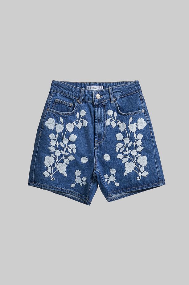 Kadın Mavi Renk 1S5-5 Beyaz Çiçek Nakışlı Midi Boy %100 Koton Tasarım Denim Şort - 2