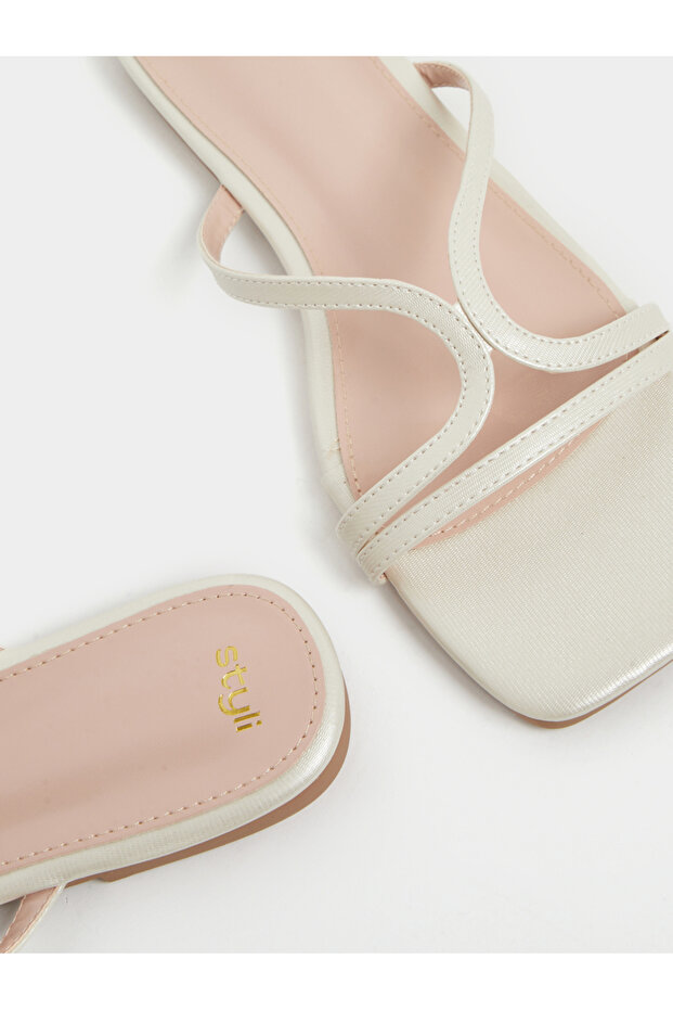 صندل مسطح مفتوح من الأمام ومتعدد الأشرطة - 4