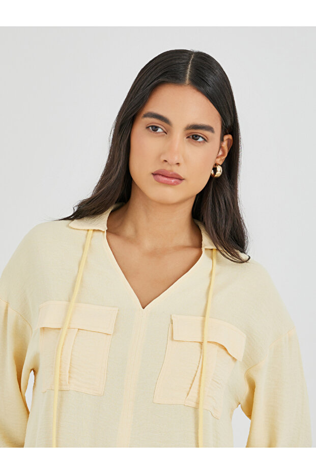 بلوزة سادة برقبة على شكل حرف V مع جيوب متعددة - 3