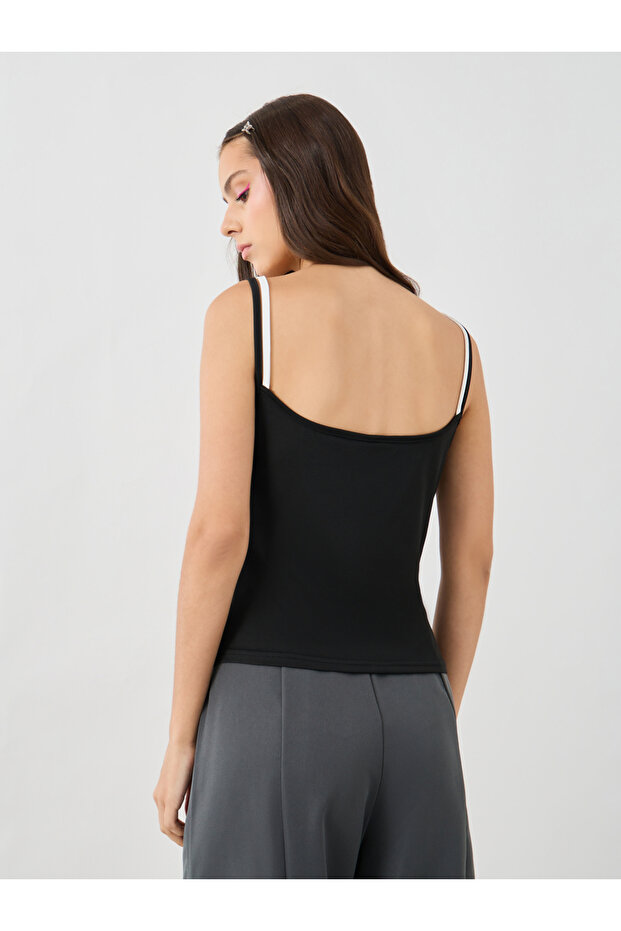 بلوزة كامي سادة بفتحة رقبة متباينة وحمالات - 4