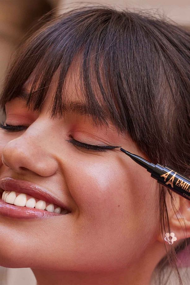 essence EMILY IN PARIS by essence creamy eyeliner 01 - 3