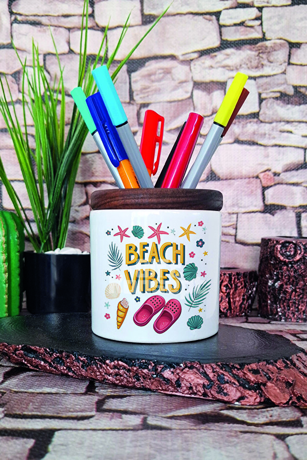 حامل أقلام من السيراميك مطبوع عليه شباشب رملية للشاطئ من Beach Vibes، منظم سطح المكتب