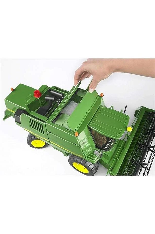 - John Deere Biçerdöver Ölçekli Model - 4