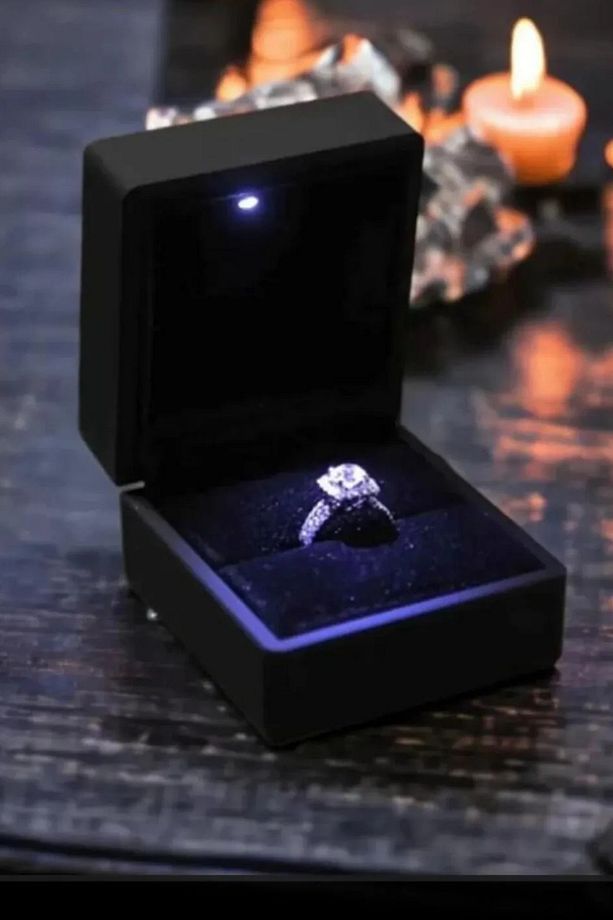 Işıklı Yüzük Kutusu Kadife Kaplı Lüks Takı Kutusu Özel Anlar İçin Led Işıklı Yüzük Sunum Kutusu Tek - 1
