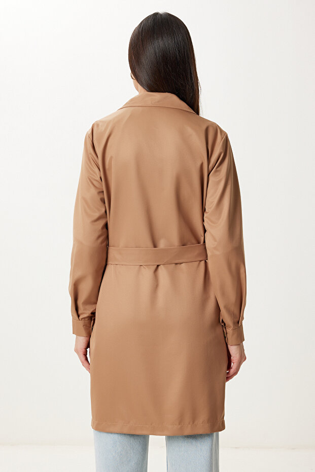 Damen-Trenchcoat mit zweireihigem Kragen und Gürtel in Kamel, saisonaler Trenchcoat DD01374 - 4