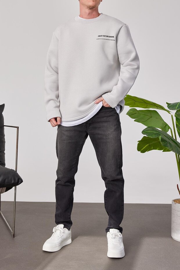 سويت شيرت رمادي مع كتابة على الظهر - 2