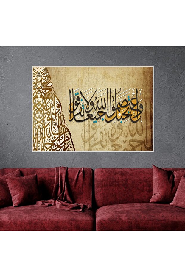 لوحة قماشية بتصميم اسلامي مع برواز فضي مجوف