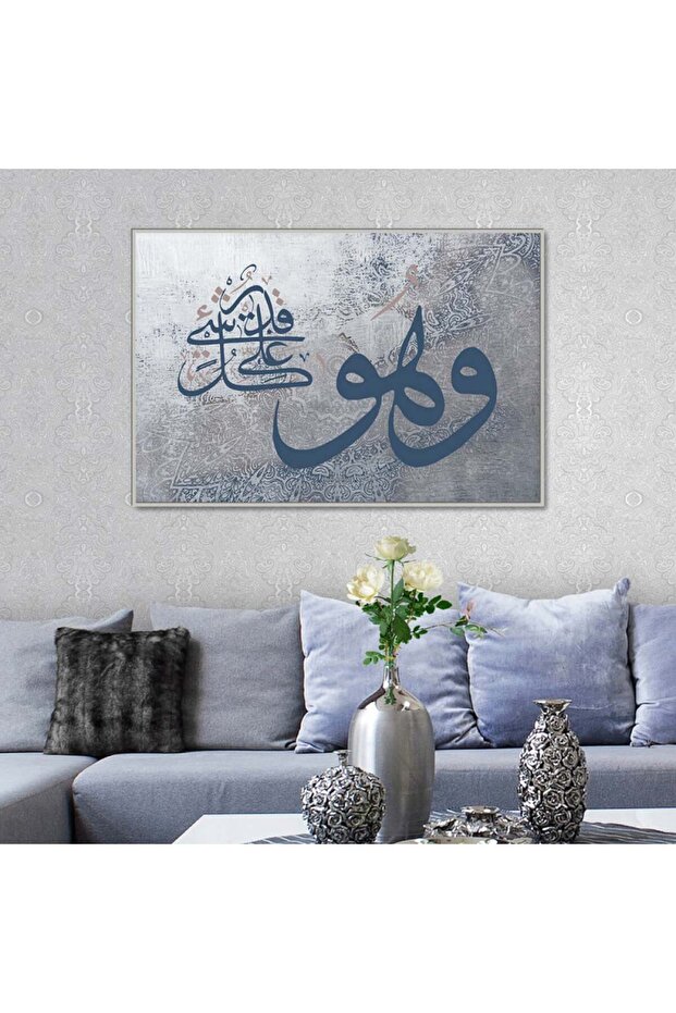 لوحة قماشية بتصميم وهو على كل شيء قدير مع برواز فضي مجوف
