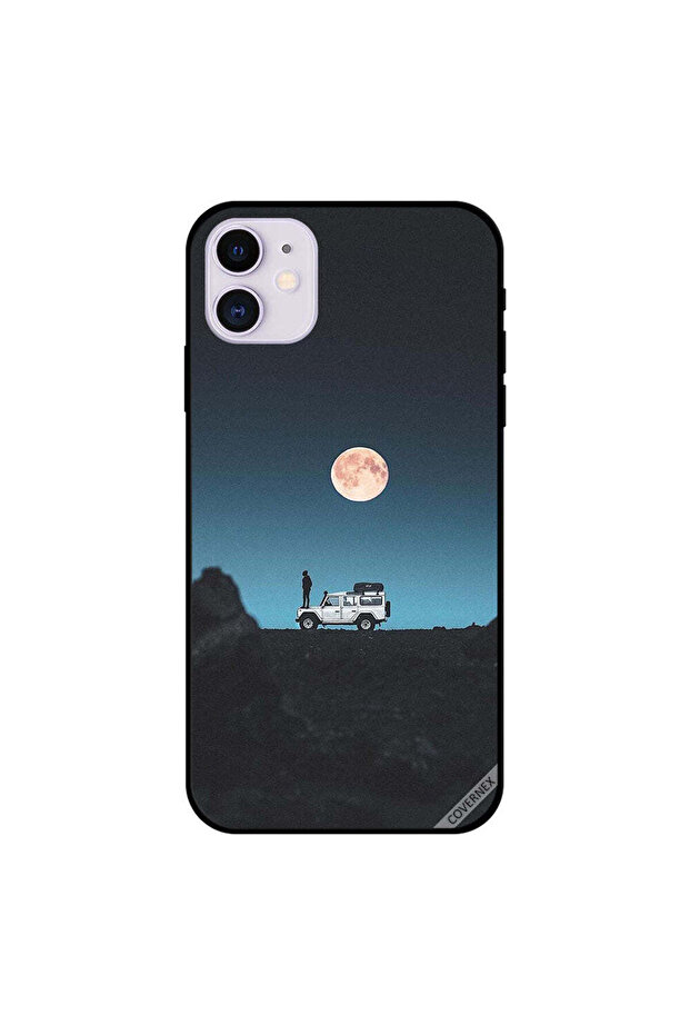 غطاء حماية لجهاز iPhone 11 بتصميم قمر ورجل يقفان على سيارة جيب