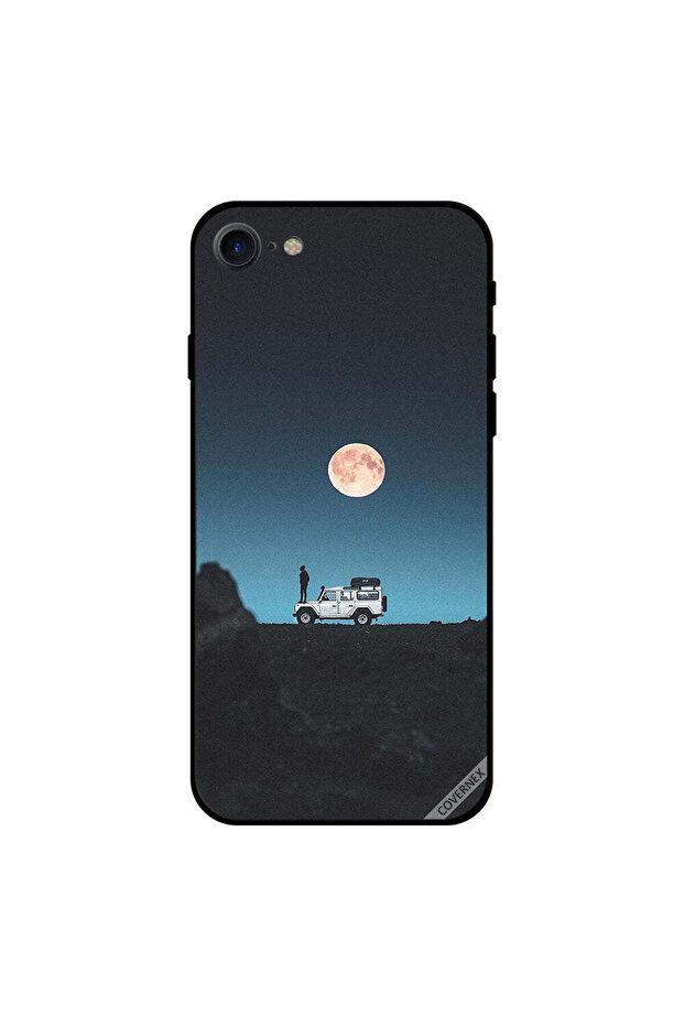غطاء حماية لجهاز iPhone 7 بتصميم قمر ورجل يقفان على سيارة جيب