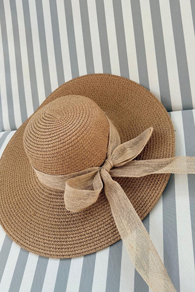 قبعة من القش بفيونكة الجمل - 4