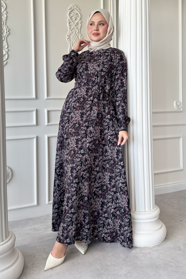 فستان من الساتان الأسود من Wildflower
