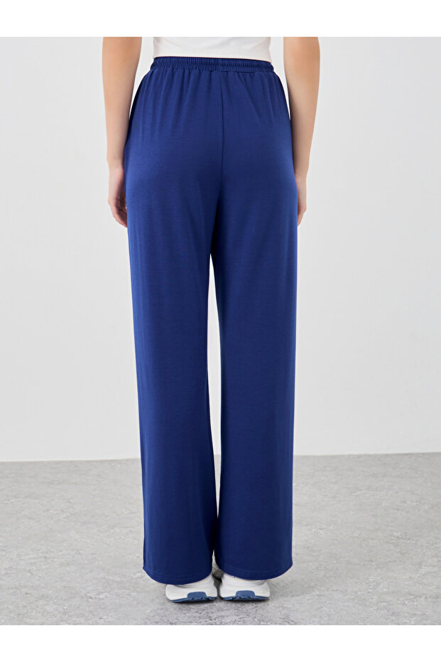 بنطال رياضي سادة واسع الساق مقصوص بفتحة جانبية - 4