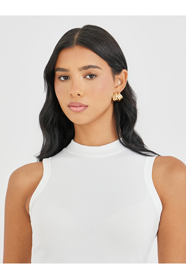 بلوزة كامي سادة مضلعة برقبة عالية - 3