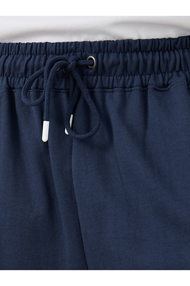 شورت سادة كبير الحجم برباط - 3