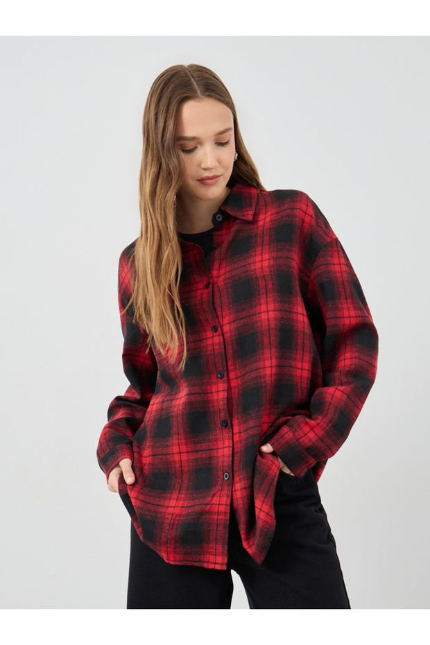 قميص كبير الحجم ذو ياقة منتشرة وأزرار منقوش - 1