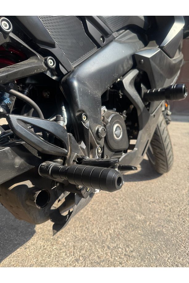 🛡️ Bajaj Pulsar RS 200 / NS 200 Uyumlu Egzoz Koruma Takozu – Plastik - 1
