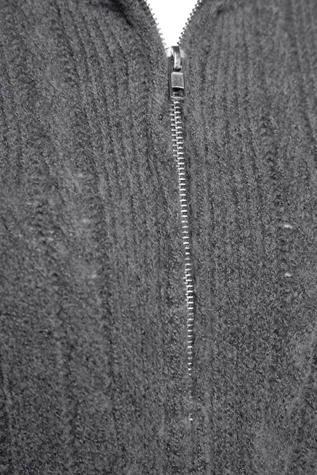 Antrasit Crop Yumuşak Dokulu Fermuarlı Saç Örgülü Triko Hırka TWOAW24HI00202 - 4