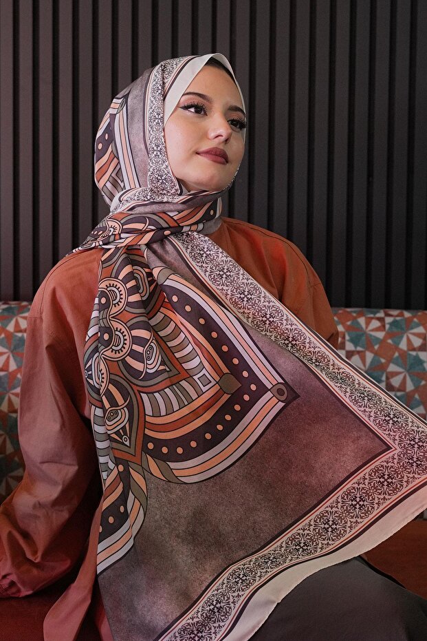 شال قطن ناعم باللون البيج بنمط هندسي - 1