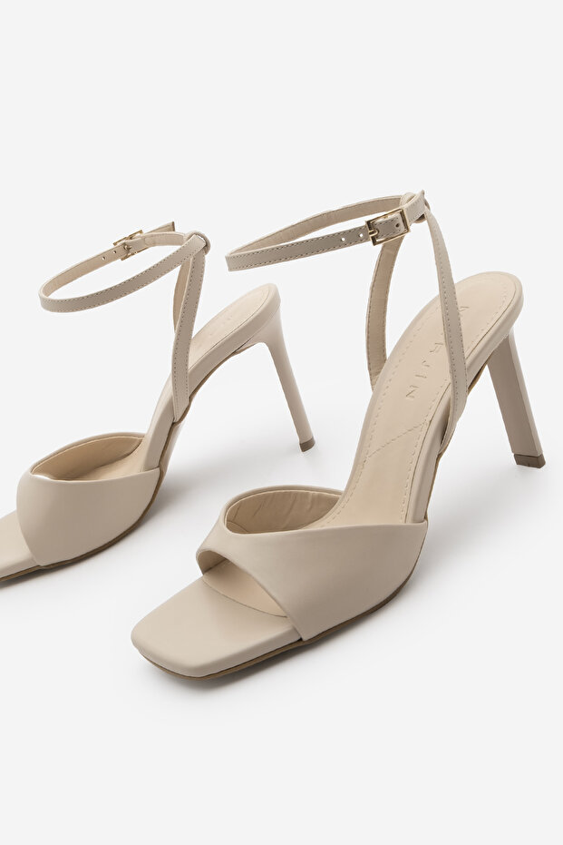 Women's Blunt Toe Ankle Strap Classic Heeled Sandals Vados Ecru