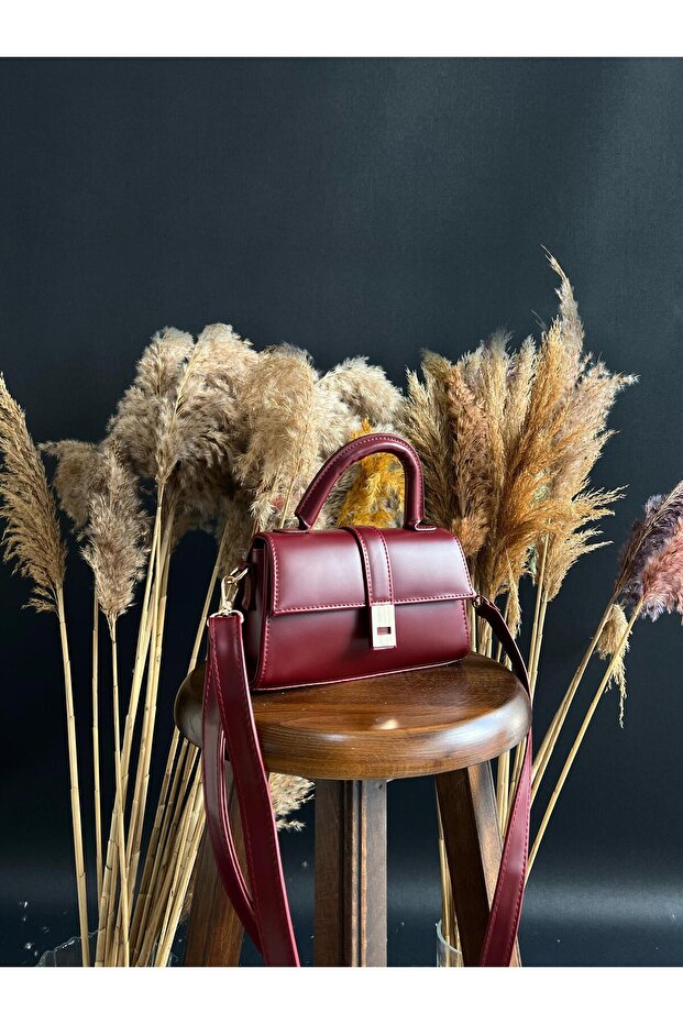 Asia Model Hand and Women's Shoulder Bag Claret Red
