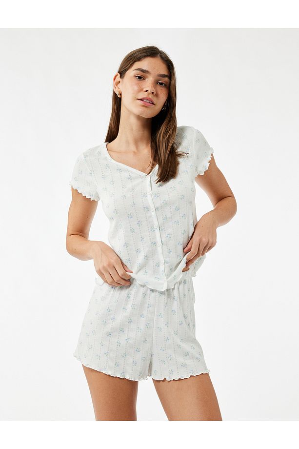 Çiçekli Kısa Kollu V Yaka Düğmeli Şortlu Pijama Takımı - 1