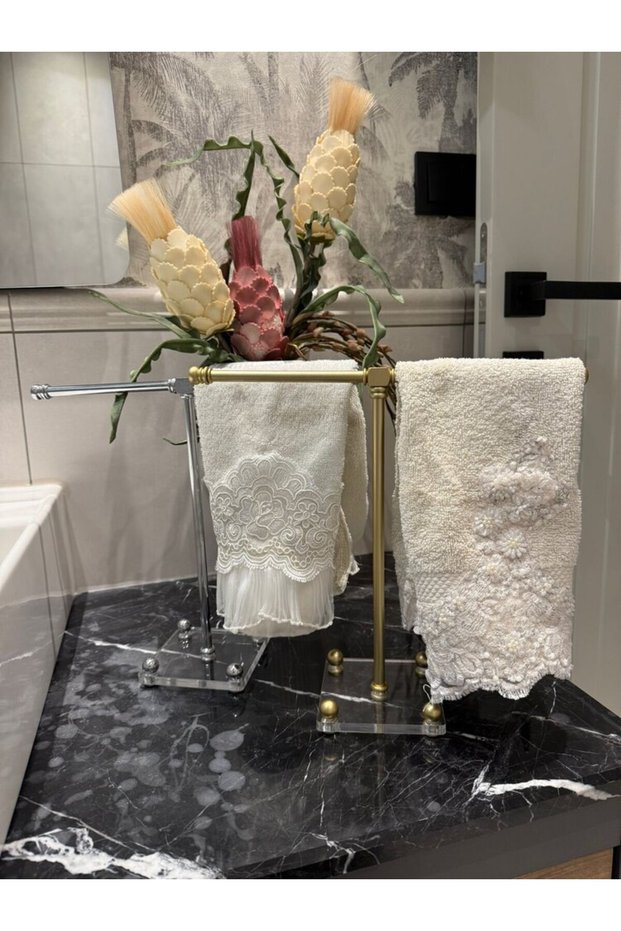 "T" Jewelry and Towel Stand Plexy Mat Gold