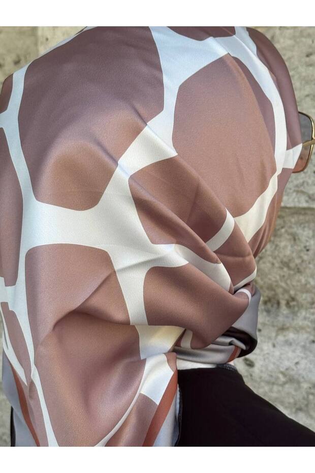 وشاح من نسيج حريري منقوش - 2