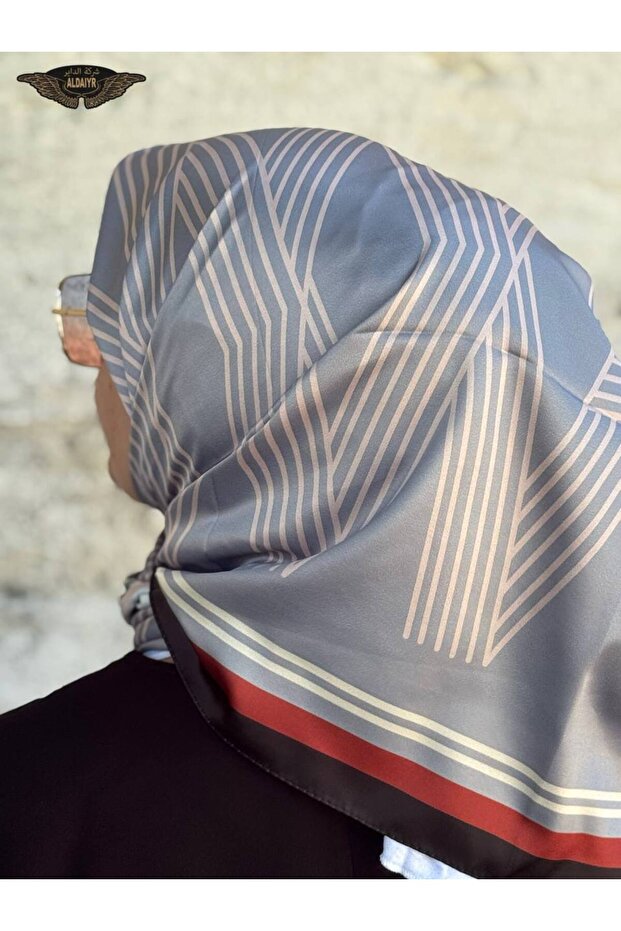 وشاح من نسيج حريري منقوش - 2