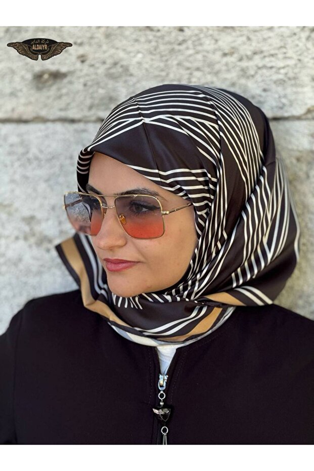 وشاح من نسيج حريري منقوش