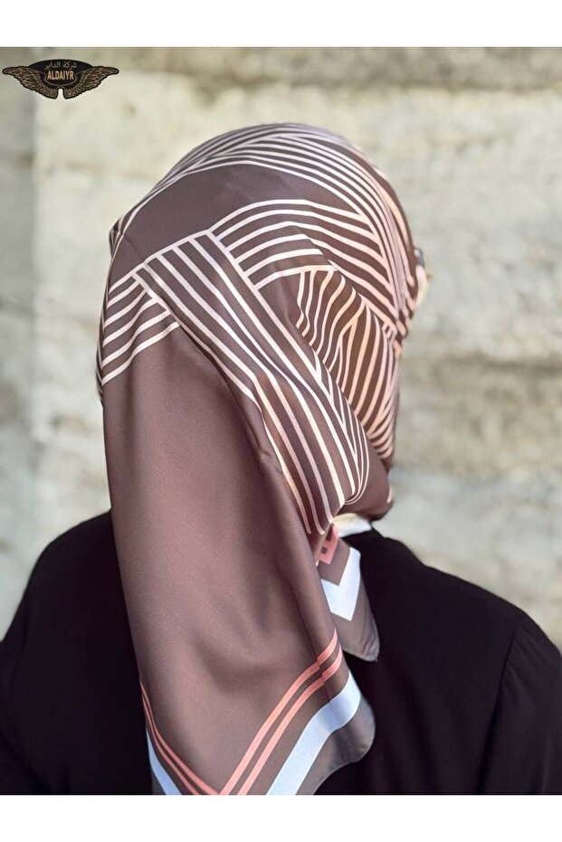 وشاح من نسيج حريري منقوش - 3