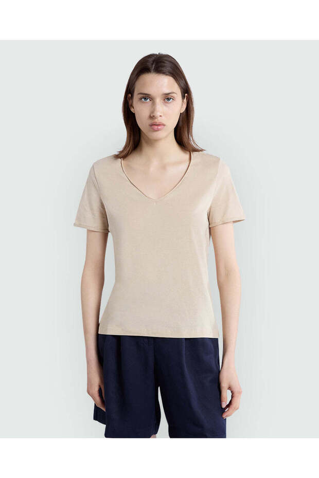 V-Neck Tee In Summer Sand