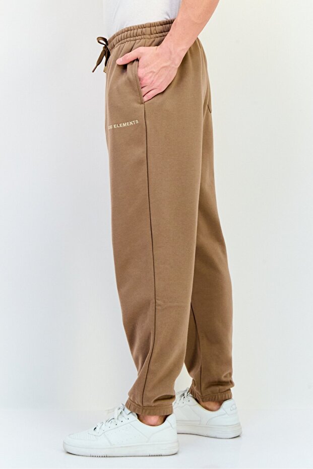 بنطال رياضي رجالي بقصّة عادية وشعار العلامة التجارية، لون بيج - 2