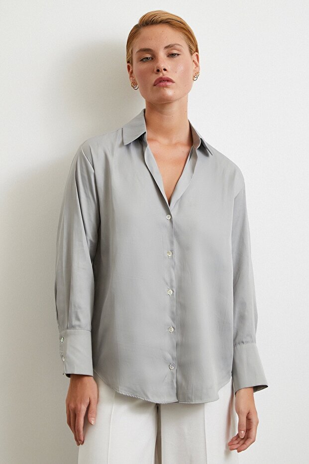 قميص بنمط قطري باللون الرمادي - 4