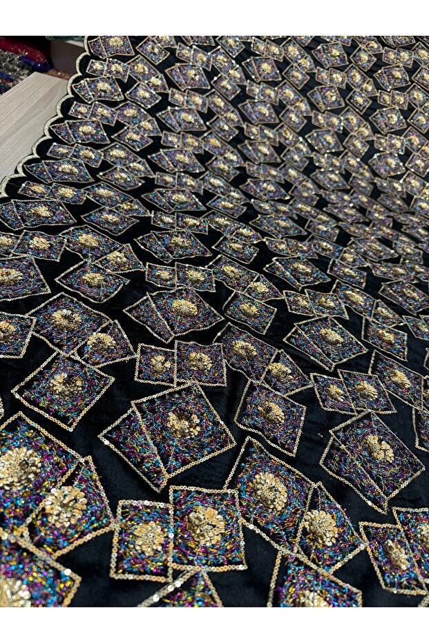 Payet İşlemeli Kadife - 2