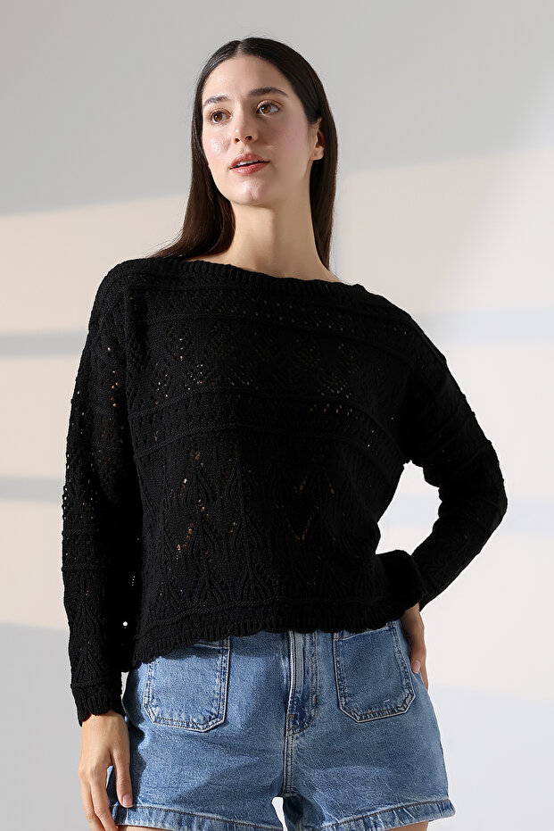 سترة تريكو ربيعية ذات ياقة مموجة واسعة وأكمام طويلة ومفرغة ومزخرفة بالزهور